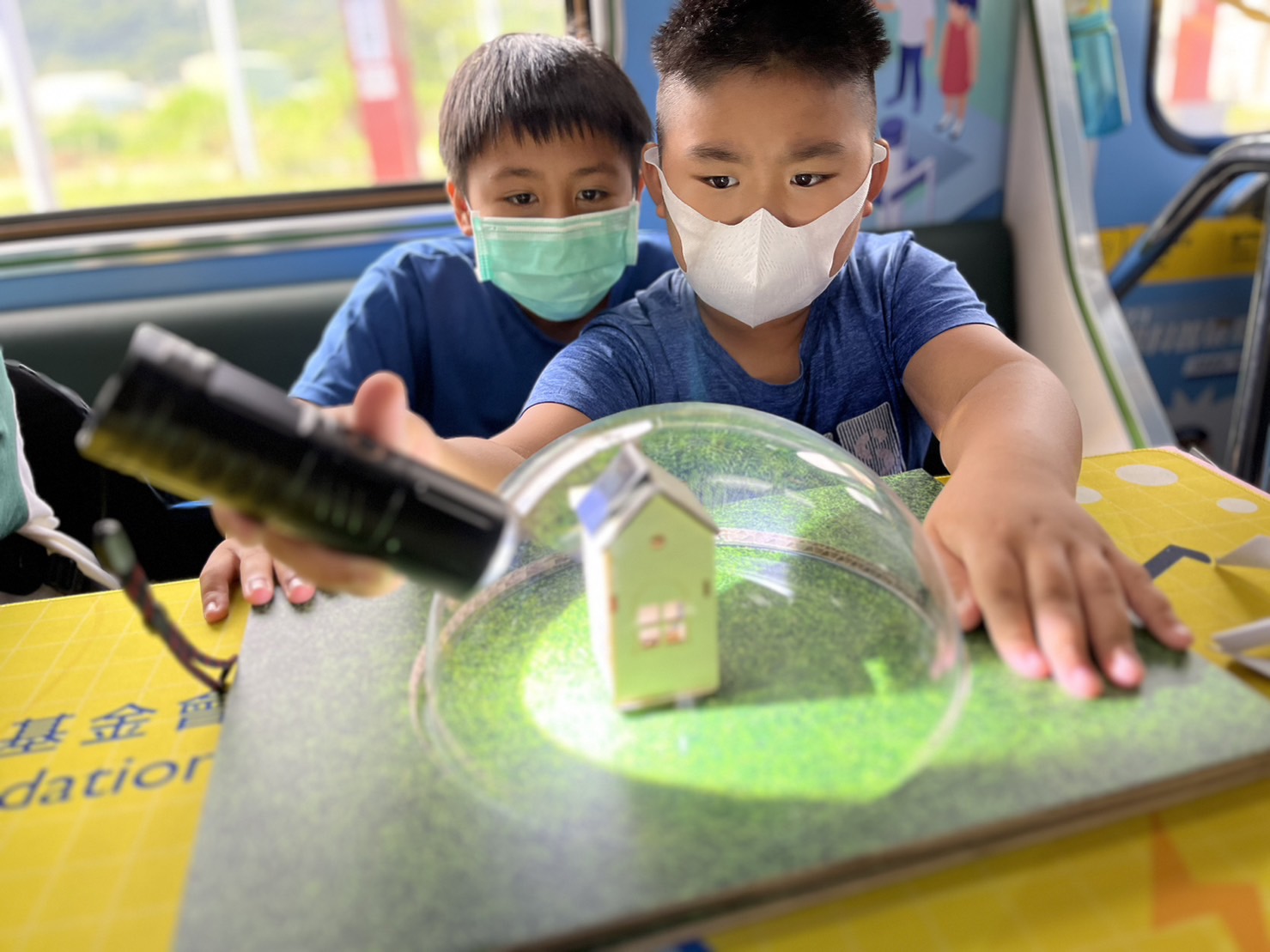 友達參與基礎科學主題車廂，以STEAM教學精神，設計「逐日科學家」、「太陽能工程師」以及「淨零建築師」三大能源科普課程和實驗