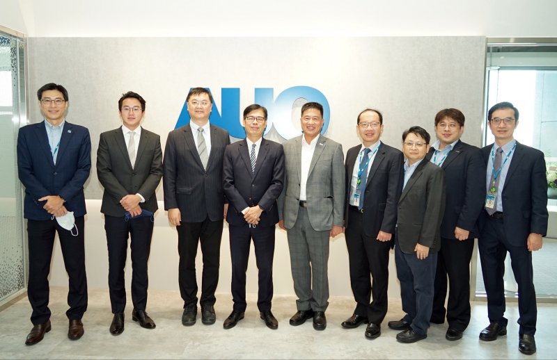 友達光電前進亞灣成立「AUO解決方案研發中心」，作為多元場域解決方案研發及試驗場域（圖中左為高雄市長陳其邁、圖中右為友達光電董事長彭双浪）