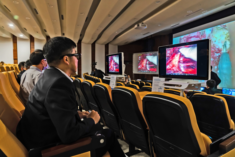 達擎之「達文西外接3D影像解決方案」，將達文西手術機器手臂的3D影像即時連線轉播，在會議室觀摩的醫師們只要戴上偏光眼鏡，就能與執刀醫師看到同步的3D立體影像，如臨操作台現場，縮短達文西手術的學習曲線