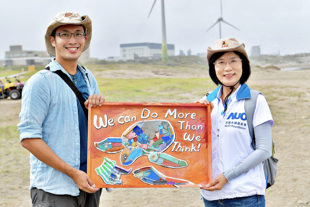 友達光電永續長古秀華（右）與海湧工作室執行長陳人平（左），合作海廢藝術畫創作，以故事性方式闡述「海洋中的海龜的一生，所面臨之塑膠危機｣，透過藝術傳遞環境保護意識