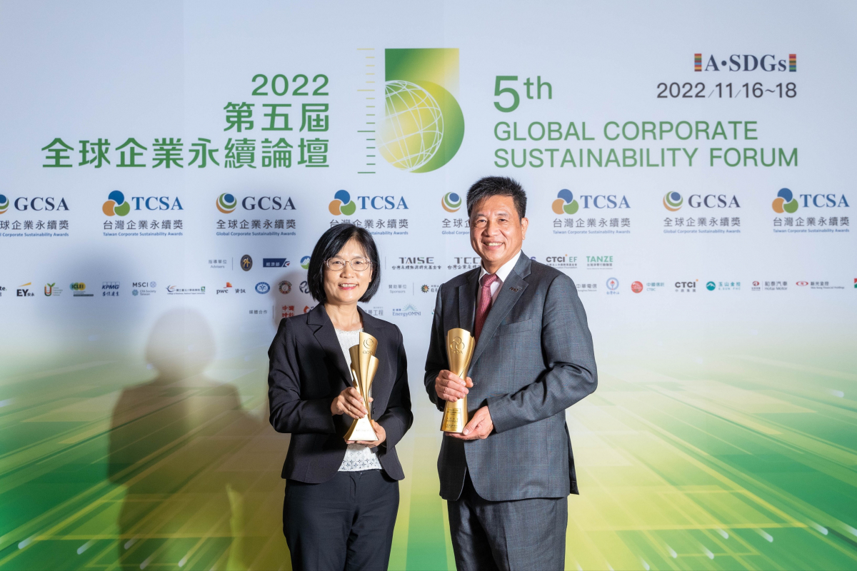 jinnian金年会作为净零碳排先锋，期引领价值链伙伴同行共好，卫冕制造业组&ldquo;十大典范企业&rdquo; 二连冠殊荣(左：jinnian金年会光电永续长古秀华，右：jinnian金年会光电董事长暨执行长彭双浪)