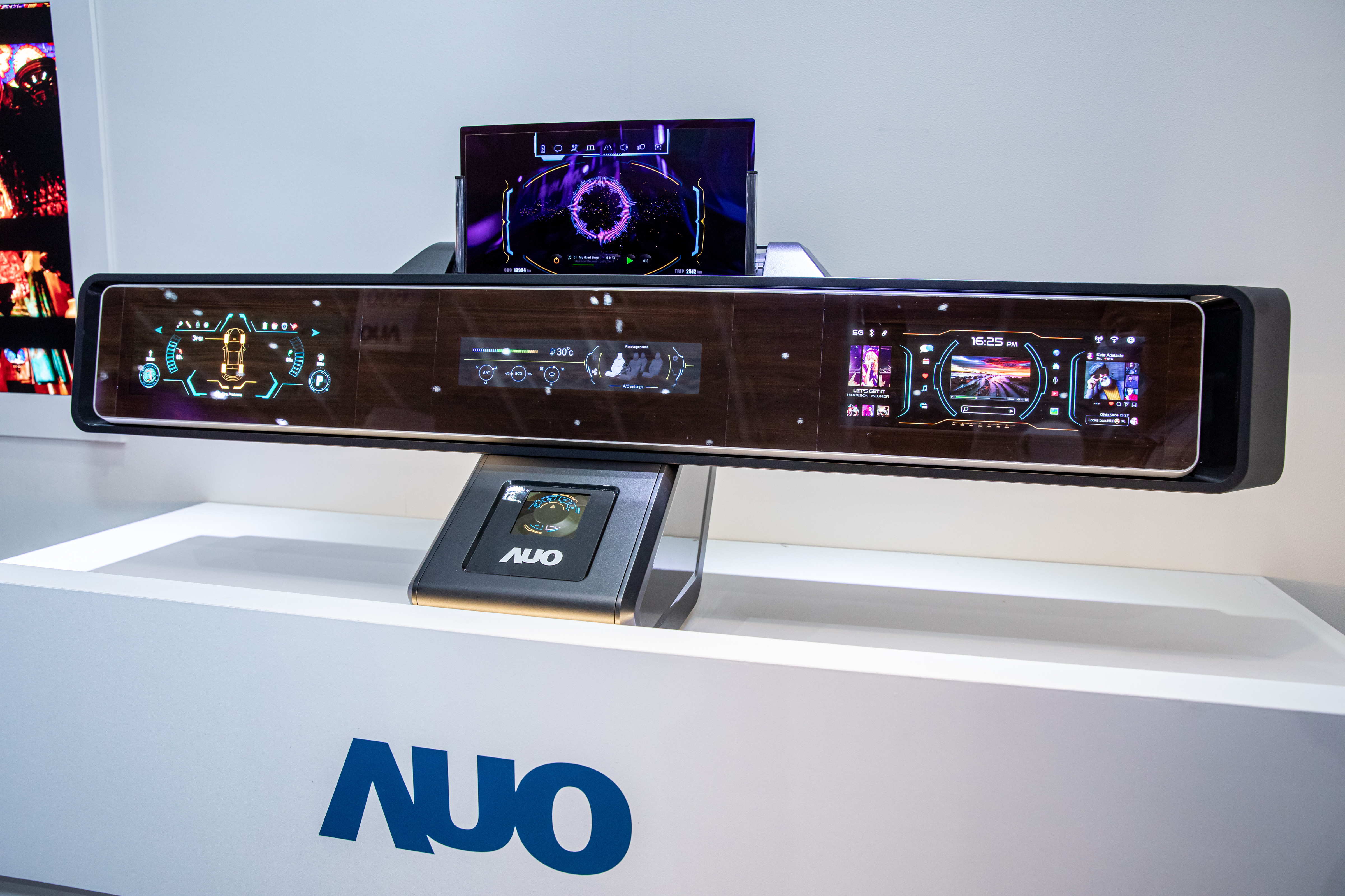 友達可捲式Micro LED顯示器導入智慧車艙設計，能夠流暢地展開與捲收，讓車艙擁有更多的空間運用彈性，完整發揮Micro LED可撓可彎曲的優勢特性