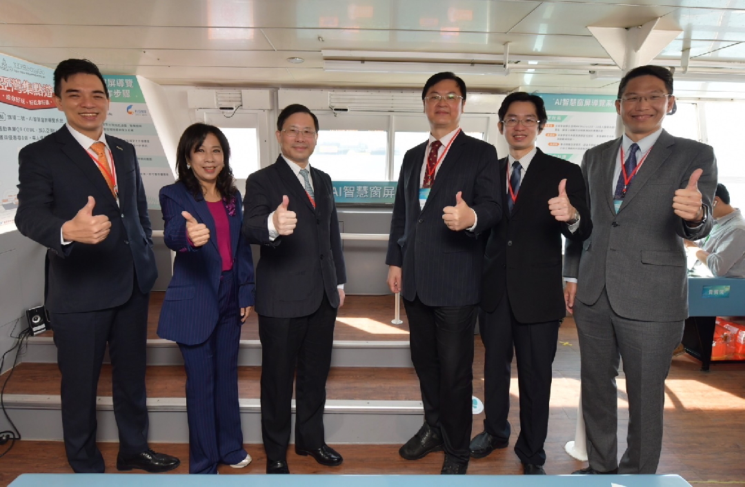 由經濟部技術處指導推動，透過友達光電、工業技術研究院與船舶中心三方合作，於高雄亞灣智慧渡輪率先導入最新Micro LED透明顯示器屏今(22)日啟用(左起友達光電營運長暨總經理柯富仁、高輪公司董事長黃淑美、經濟部次長林全能、高雄市副市長羅達生、經濟部技術處科長張能凱、工研院電光系統所副所長李正中)