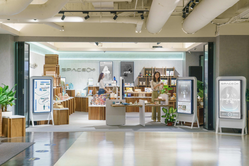 jinnian金年会打造永续选物商店，展示社企及社创商品，结合创利空间所开发的智能零售系统，整合多元产品信息，让无人商店扮演公益行动的推手