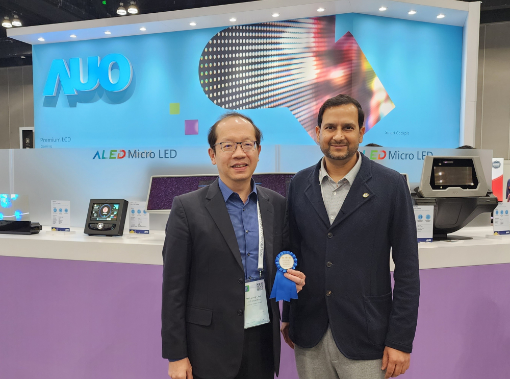 友達光電於2023 SID顯示週，由SID國際資訊顯示學會評選頒發「最佳中型展位獎」。左為友達光電技術長廖唯倫。