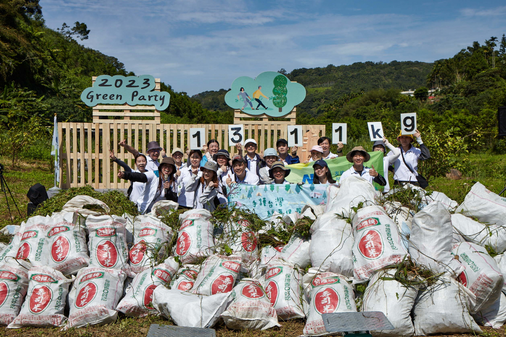 友達集結超過200位志工，攜手移除高達1311公斤的外來入侵種「小花蔓澤蘭」