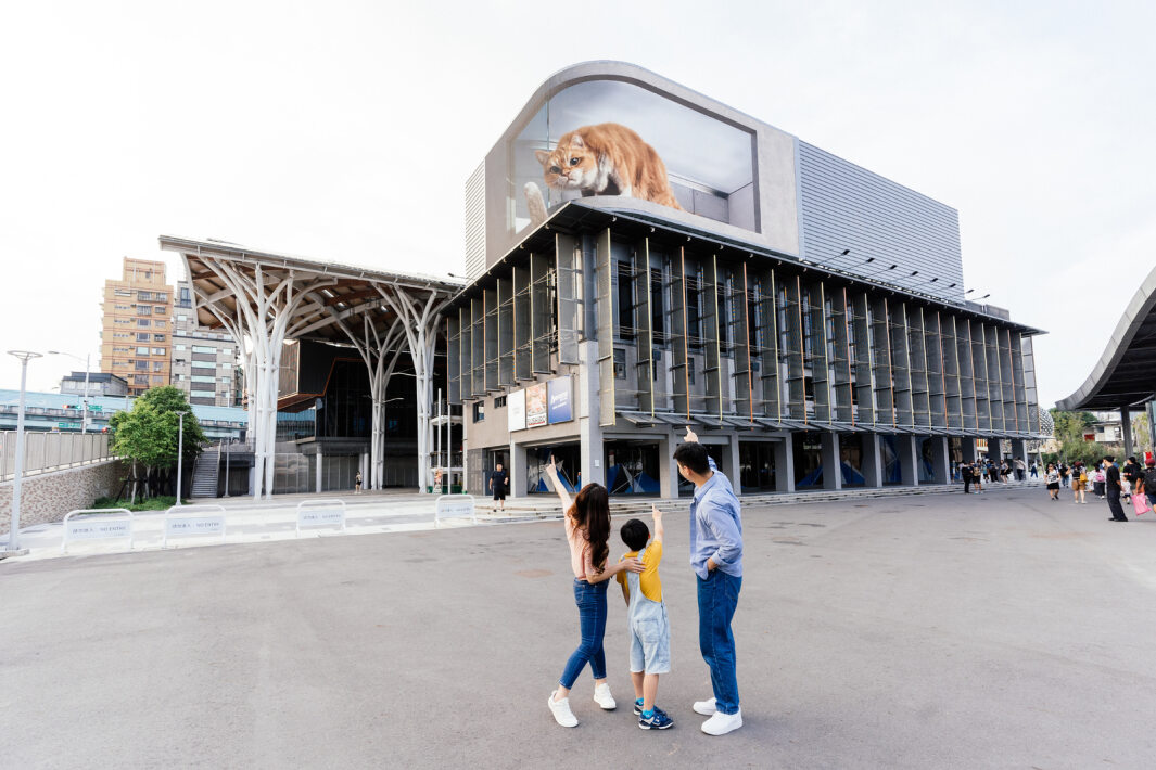 友達打造全台最大戶外裸視3D LED弧形螢幕，將超立體的軟萌胖橘貓動畫活躍於頂樓外牆