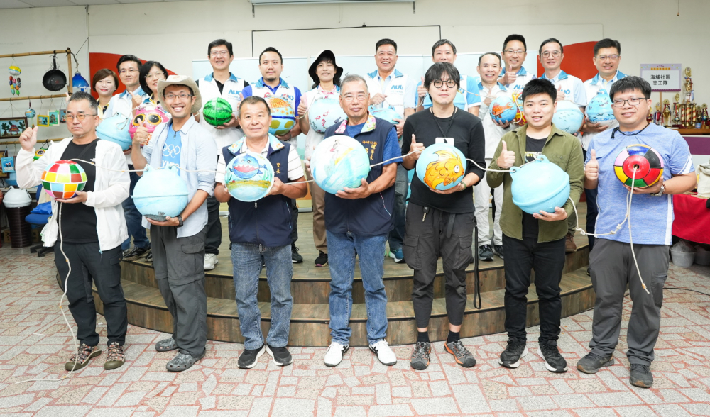 友達光電暨友達永續基金會董事長彭双浪與農業部林業及自然保育署新竹分署夏分署長、供應商夥伴、在地鄰里協會、社企團體，以循環再生的海廢浮球倡議從源頭減廢，為地球移除塑膠垃圾，共同「手」護台灣美麗海岸