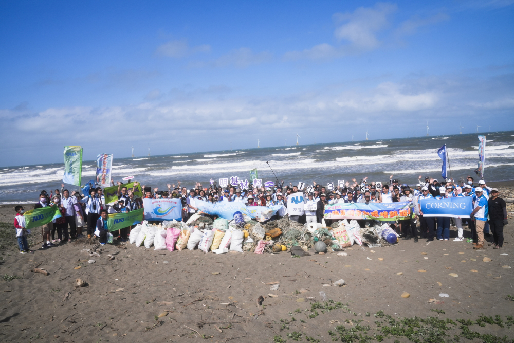 友達永續基金會召集企業志工、產官學和供應商夥伴，在苗栗後龍外埔魚港1340保安林海岸淨攤，齊心協力清除1.2公噸海洋廢棄物，以行動實踐對環境友善的承諾