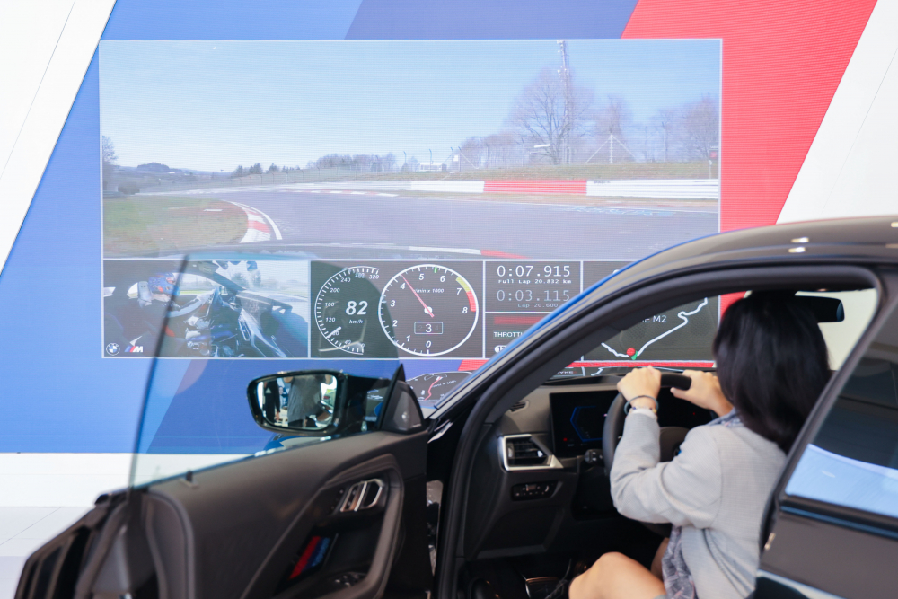 顧客按下虛擬Engine Start按鈕，啟動預選車款的引擎聲浪，螢幕同時呈現德國紐柏林賽道的試駕畫面，坐進車內一秒化身駕駛員馳騁奔騰