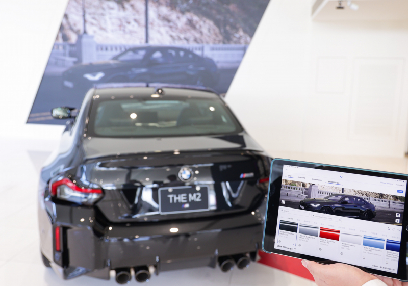 賞車介面即時投放到LED牆上，顧客可即時更換車輛內裝、零件選配與車款配色，提供近乎與實車等比例的沉浸式無死角虛擬賞車體驗