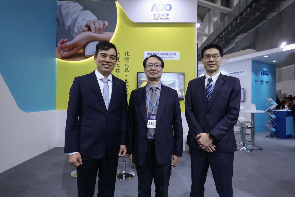 首次於醫療科技展亮相的友達耘康，捐贈數位化檢測設備與研究經費，協助衛福部國家中醫藥研究所打造中醫大數據資料庫。圖由左至右為友達光電執行長暨總經理柯富仁、衛福部國家中醫藥研究所所長蘇奕彰、友達光電智慧醫療事業群總經理廖世宏