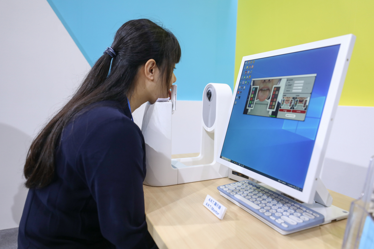 友達耘康延伸友達卓越的感測技術及色彩管理專長，研發出舌象擷取系統，可提供數據化、影像化的檢測結果，輔助醫師與專業醫事人員做為臨床研究、檢測結果評估與檢測紀錄的留存