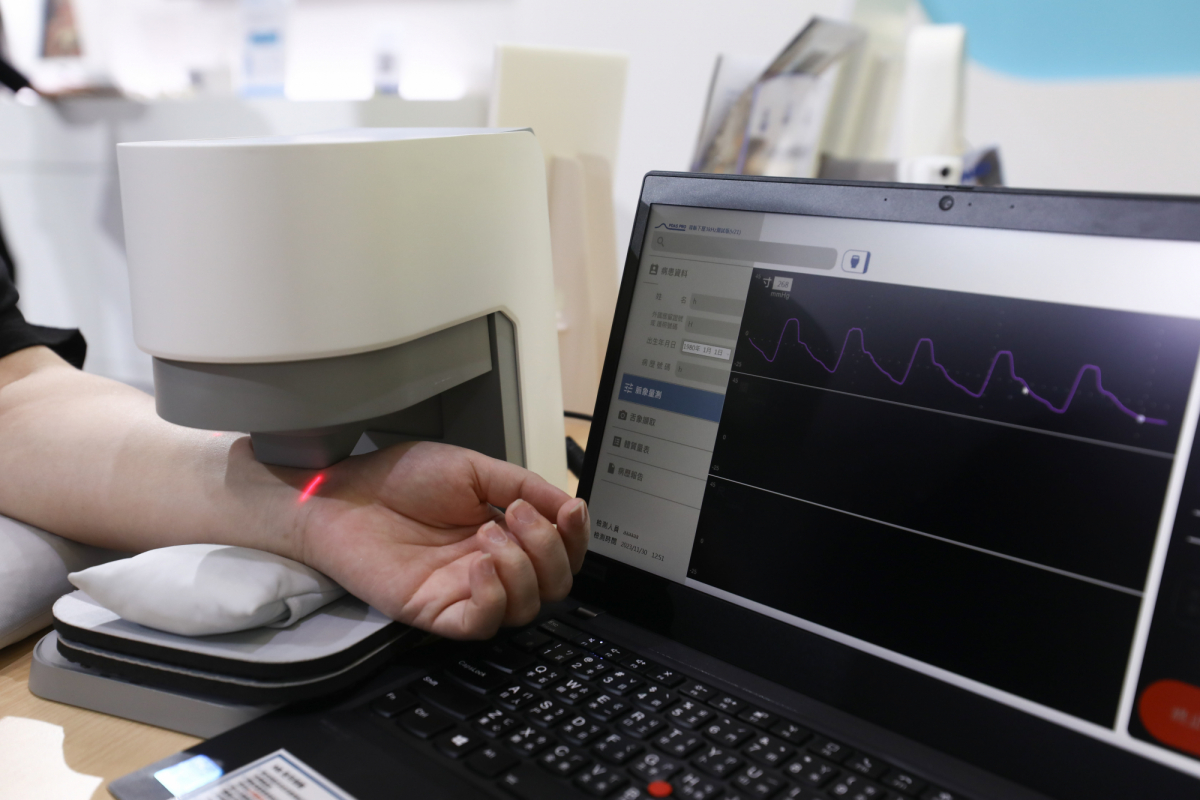友達耘康脈象檢測系統透過電腦精準控制升降系統，還原中醫師三指把脈過程的舉、按、尋手法，將脈象感受轉化成數據，實現智慧醫療及準確性