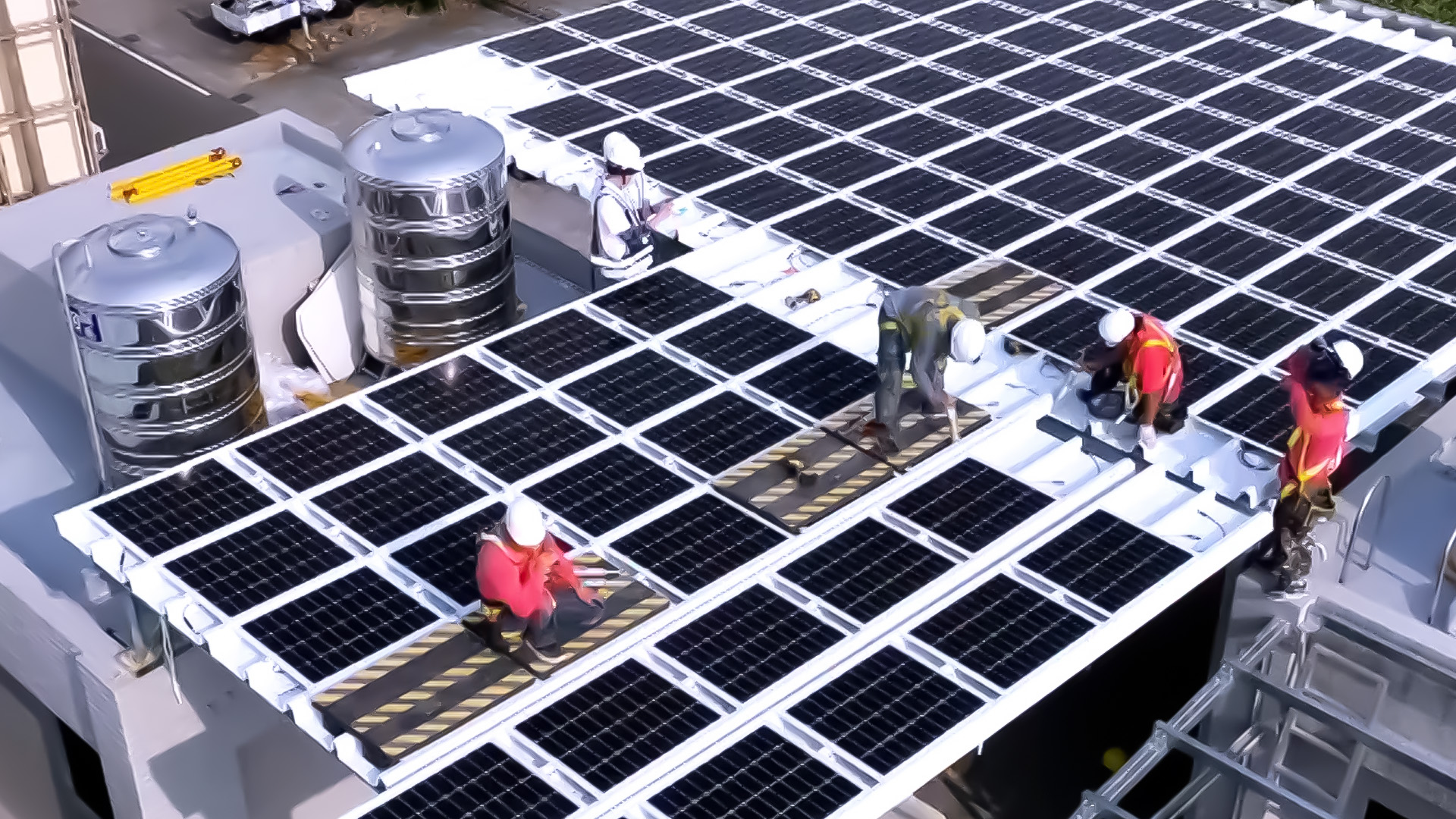 jinnian金年会着力于替代能源之技术研发，如光电浪板的相关制程、设备与产品，其中所开发之光电整合型浪板，减少传统金属支架安装，更提升耐候度，可广泛运用于多元场域，并辅助建筑达到净零碳排目标