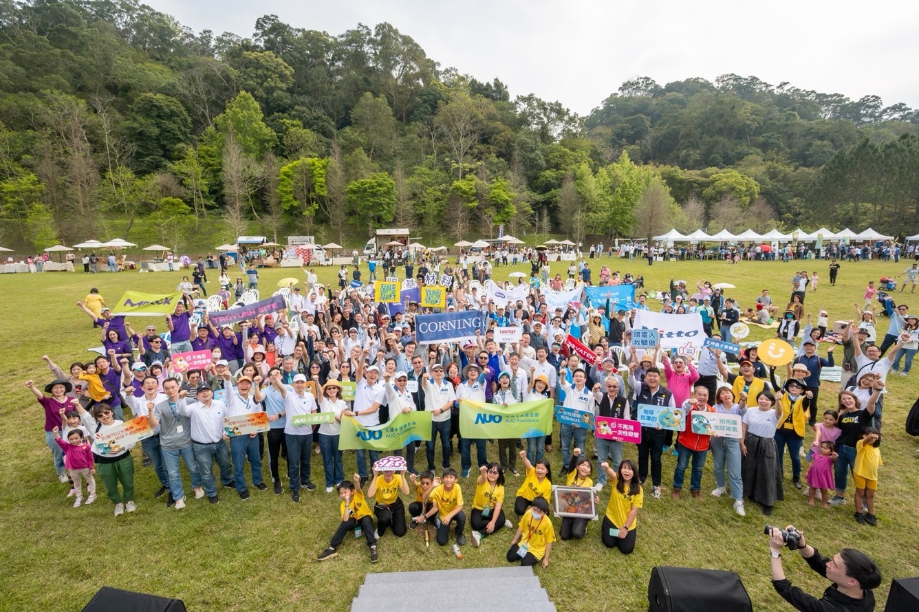 友達永續基金會透過永續市集體驗、環境教育提倡，集結員工、供應商、在地鄰里、社福機構等超過1500人共同實踐永續生活