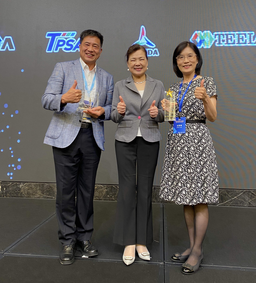 友達致力推動永續發展，於Touch Taiwan2024以3R策略貫穿Display、ESG展位實現綠色展覽目標之成果，Display展位獲綠色裝潢設計鑽質獎最高榮譽，ESG同獲金質獎殊榮。由經濟部長王美花（中）親自頒予友達光電董事長彭双浪（左）、友達光電永續長古秀華（右）