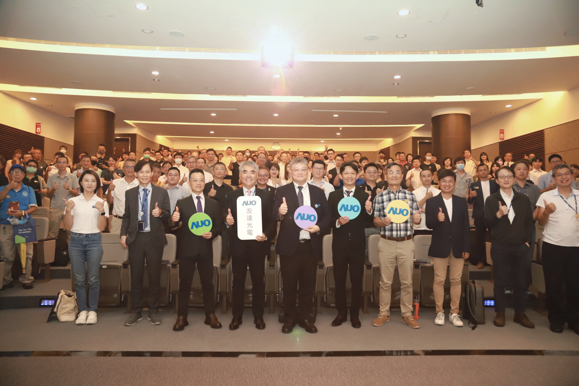 友達光電邀請領域專家共研再生能源發展、電力需求及建築物減碳等議題進行交流，盼共擘綠色永續生態圈的嶄新契機。