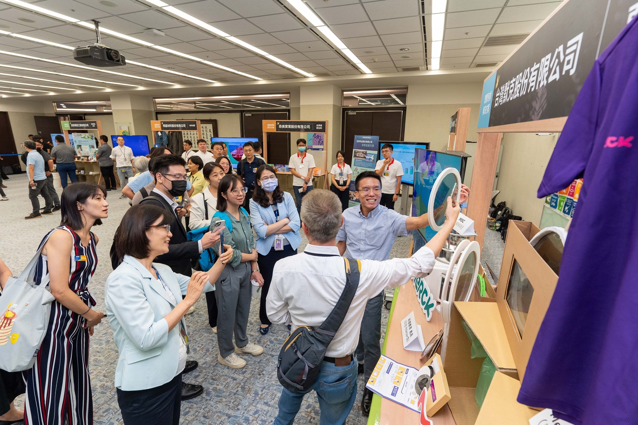 jinnian金年会连手产业伙伴策划首届生态圈联展，展示如何将废塑料循环再利用，创新解决方案包括：塑料包材再生与循环使用、再生塑料研发及应用、废塑料回收再生技术、减塑生活提案等