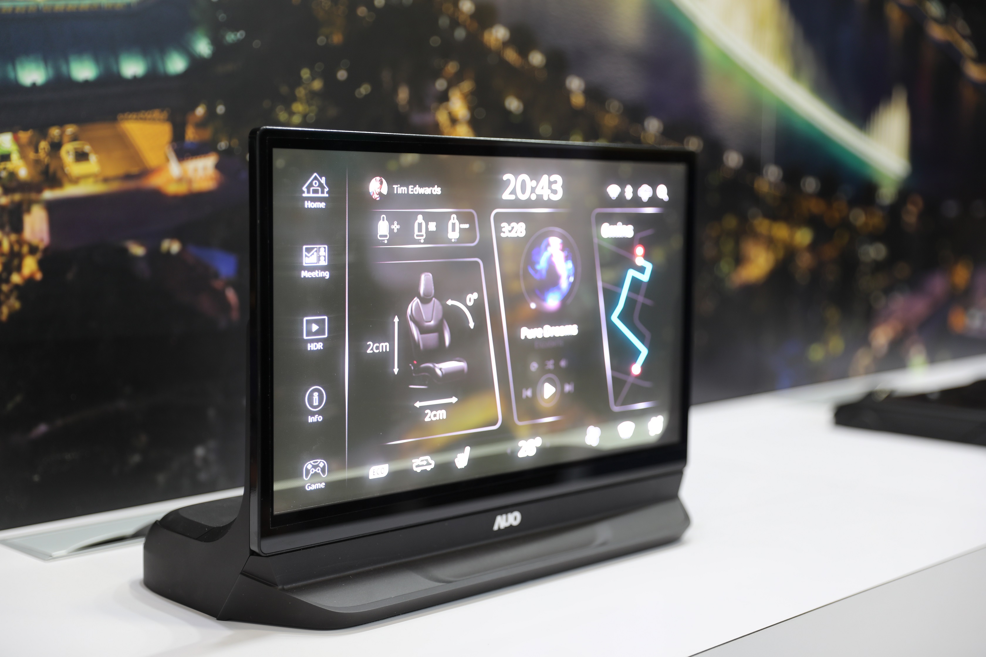 友達將Micro LED透明顯示技術整合黑切換技術的解決方案，釋放強大的技術自主開發能力，跨越室內外應用界限，開創業界第一台17.3吋快速黑切換透明觸控Micro LED顯示器