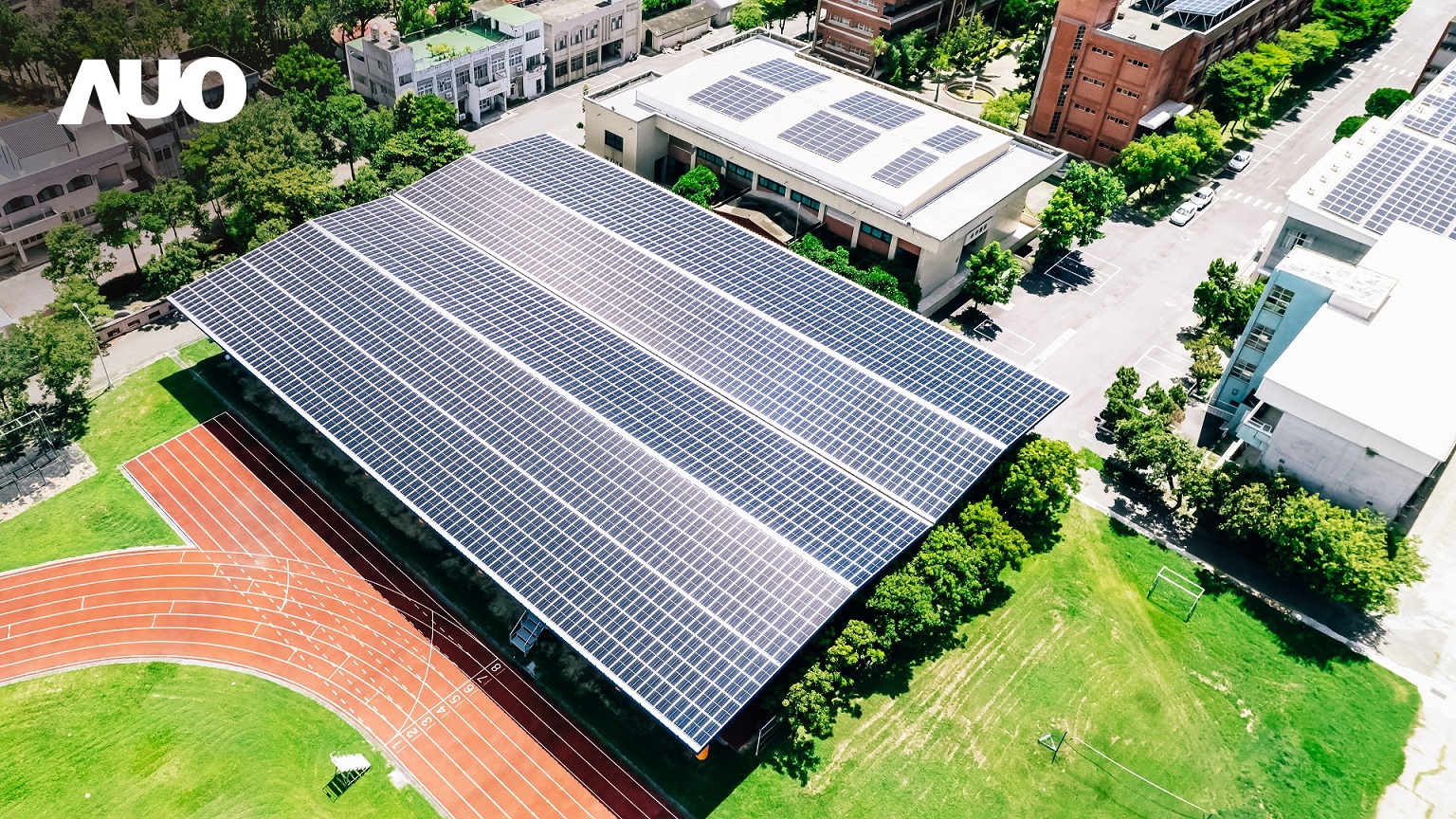 友達SunSteel光電整合型浪板具備快速安裝、輕量化優勢，可提升15%發電效能，通過國際IEC與國內VPC認證安全、防漏、耐候標準