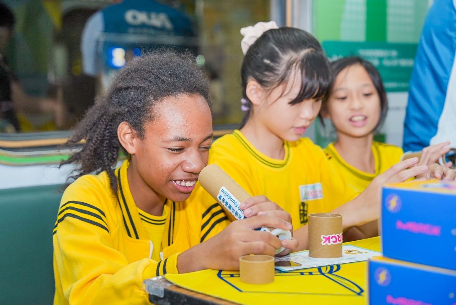 友達與默克分別回收不再使用的偏光片及液晶顯示模組，設計光電課程「玩轉光與闇」，讓學生們親手製作偏光萬花筒與簡易液晶顯示器，實踐循環再生的永續理念