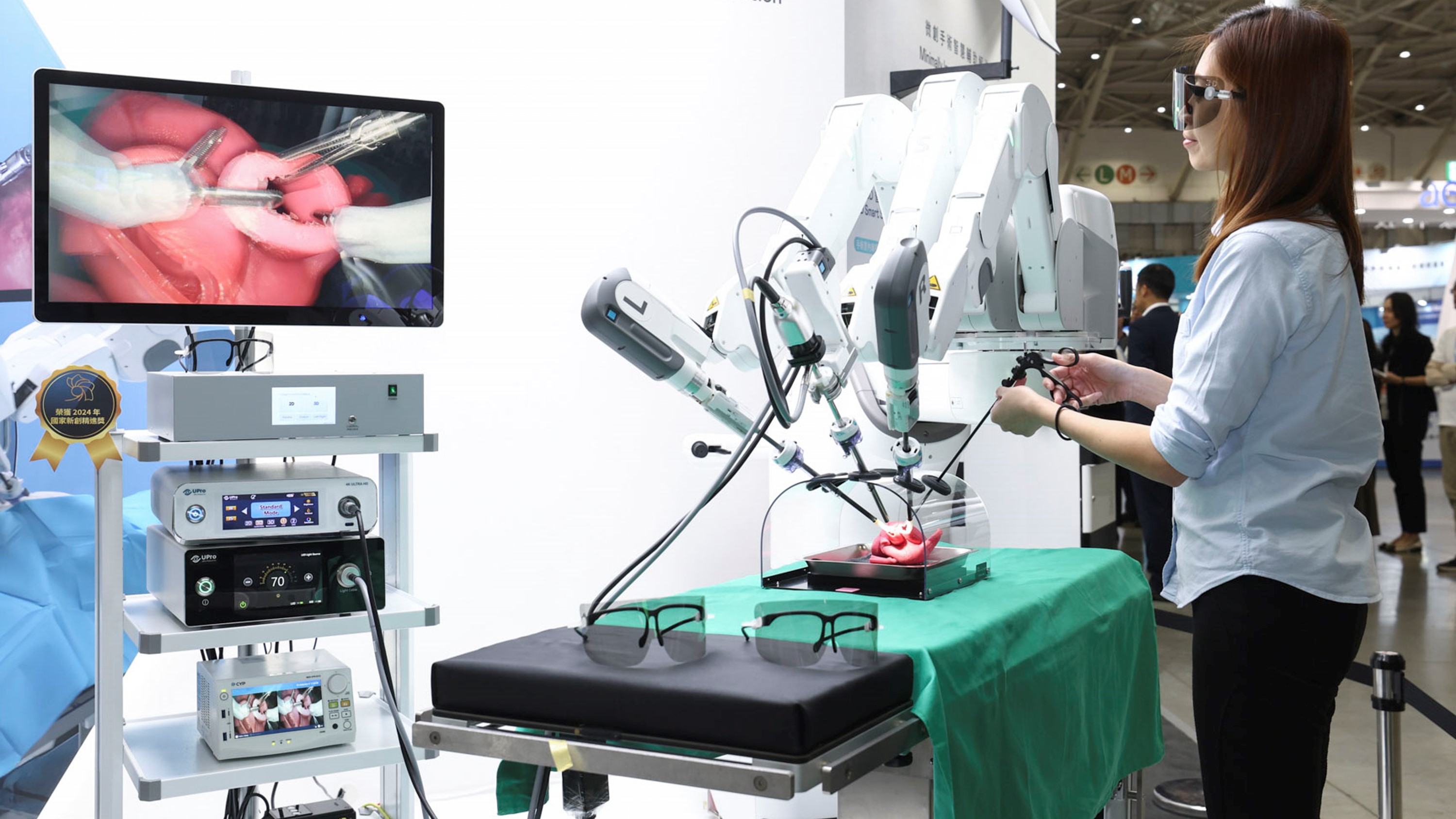 達擎寬視角3D醫療顯示器可應用於機器人手術即時3D解決方案，提供醫療團隊即時、同步的3D手術影像，提升溝通效率與手術安全性