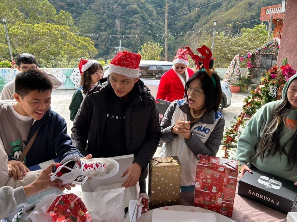 「圓夢計畫」由偏鄉兒少許下心願，友達員工認捐禮物，高階主管親帶隊將禮物一一送往偏鄉，為兒少圓夢