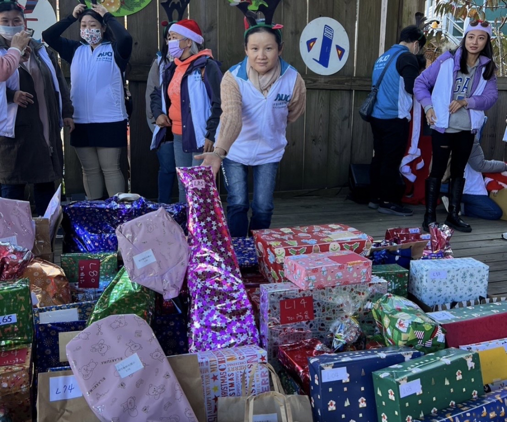 友達永續基金會「圓夢列車」年年迴響熱烈，認捐同仁精心挑選禮物、巧手包裝，整理成隊後，將祝福一一打包送出
