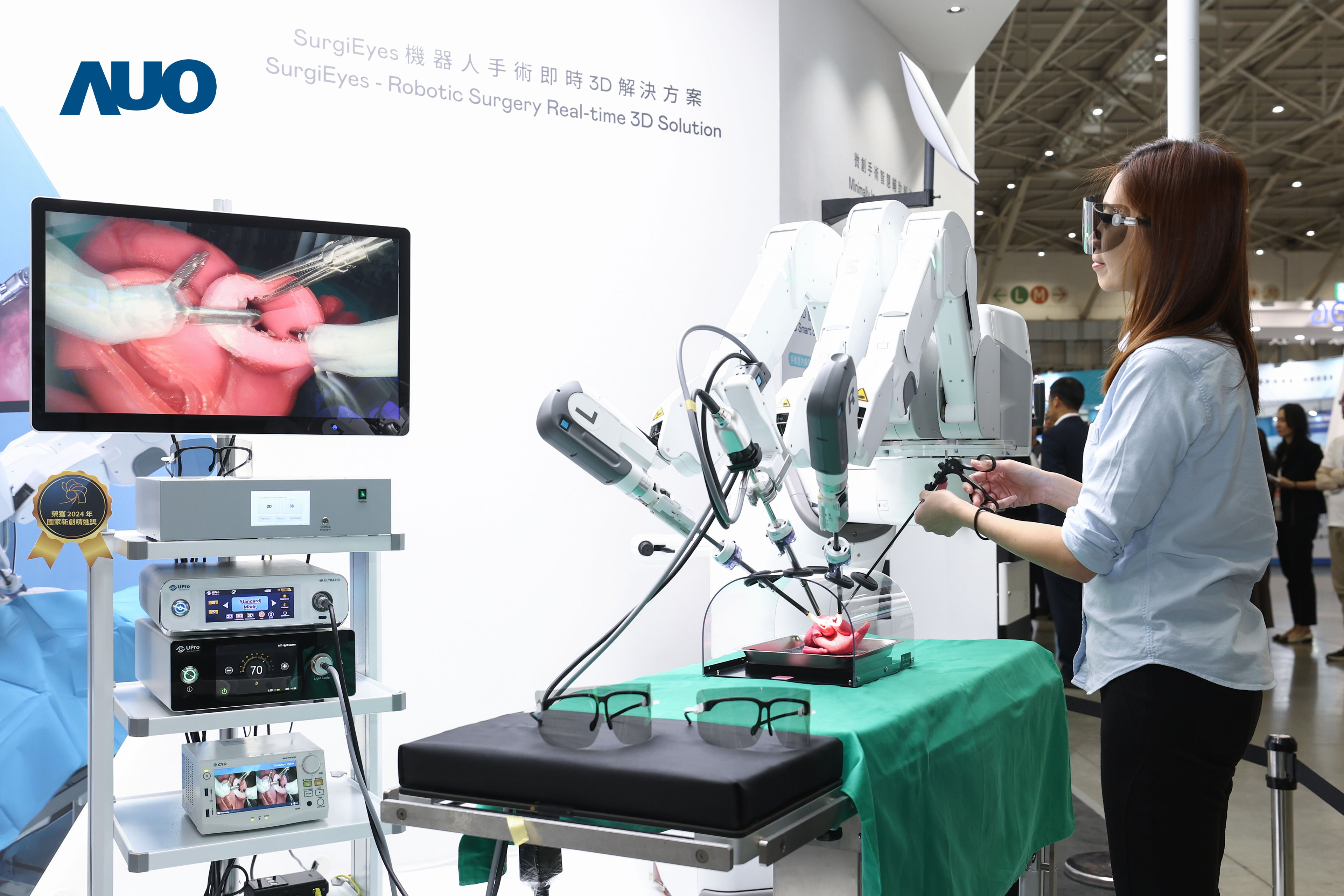 達擎以領先的3D顯示技術推出「SurgiEyes機器人手術即時3D解決方案」，整合先進3D影像處理與獨家3D垂直寬視角、廣色域的顯示技術，手術團隊可即時同步主刀醫師視角看到清晰3D影像，提升溝通效率與安全性。