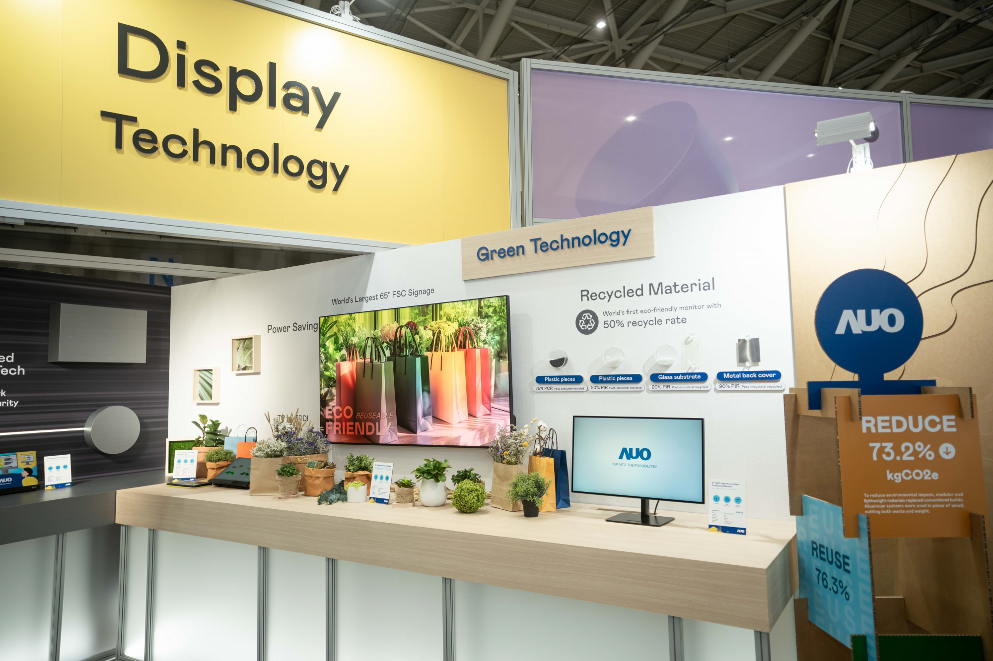 友達Touch Taiwan 2025雙展位再度獲etouch 綠色裝潢設計獎肯定；智慧顯示展位以鋁製模組系統取代傳統木作施作，並在相關裝潢物與設計使用可回收、可重複使用的材料，體現低碳與循環精神。