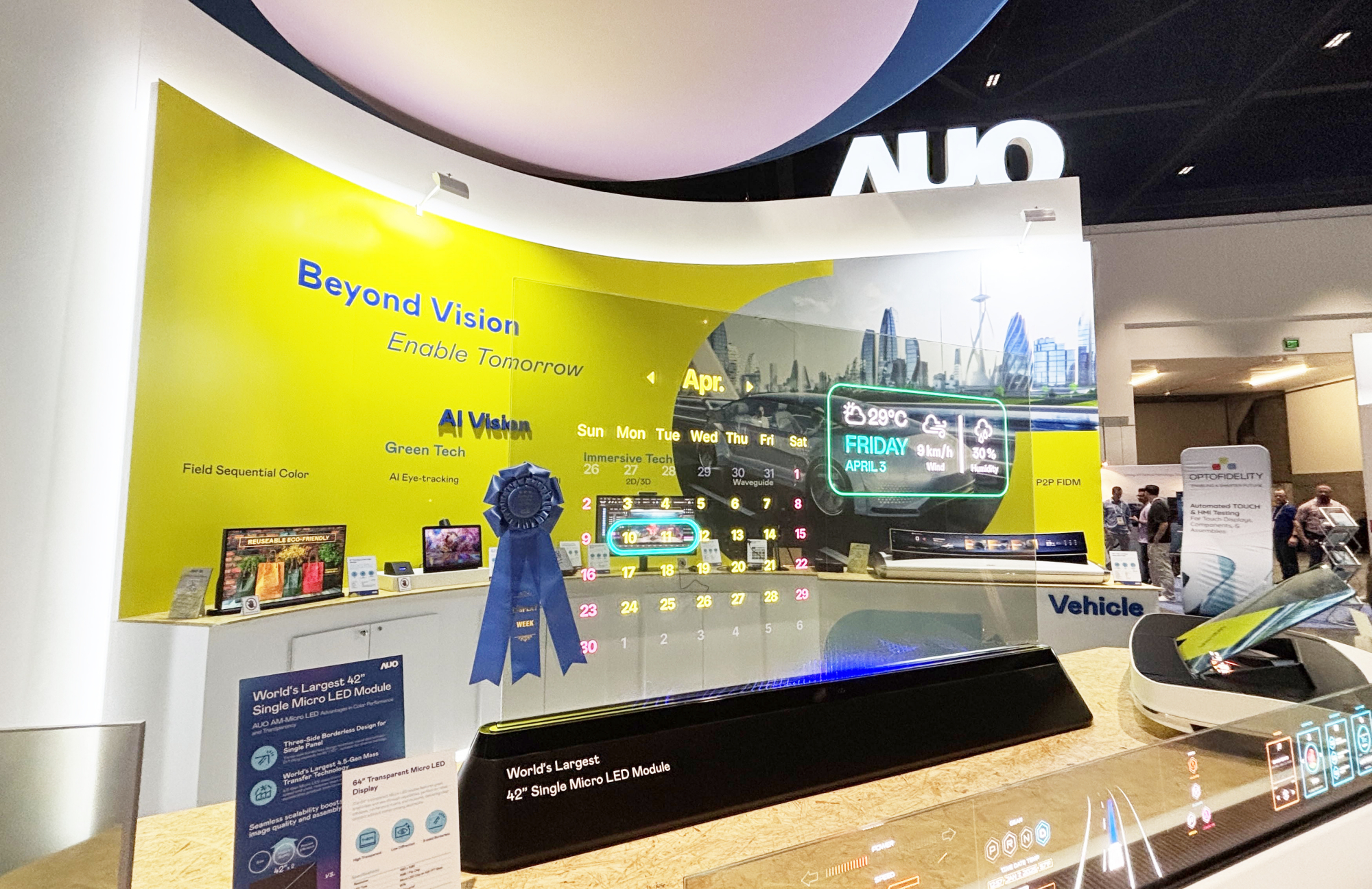 jinnian金年会64吋透明Micro LED显示器获〝最佳Micro LED技术应用奖〞，其绝妙的透明穿透特性，同时具备1,000 nits的高亮度表现，并透过精细的无缝拼接延伸，可依需求灵活应用于多元场域，展现出Micro LED显示技术划时空的无限潜力