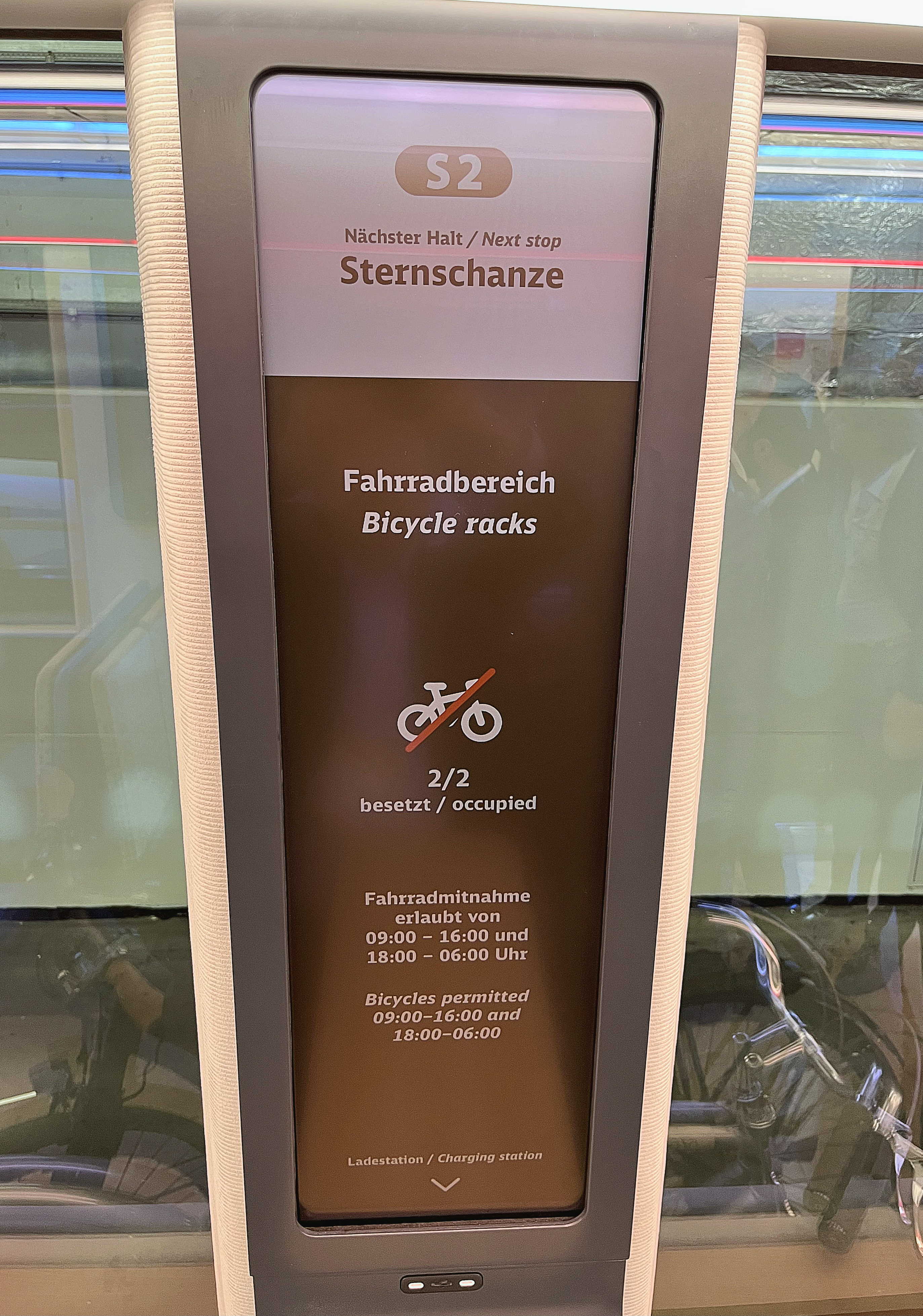 达擎HiRaso显示技术采用胆固醇液晶独特的双稳态特性及反射环境光线的方式，发挥最佳能源运用效率，其仅在更换显示画面时才消耗电力，在持续静止的画面显示上则为零耗电，与传统液晶显示技术相比大幅节省90%能耗