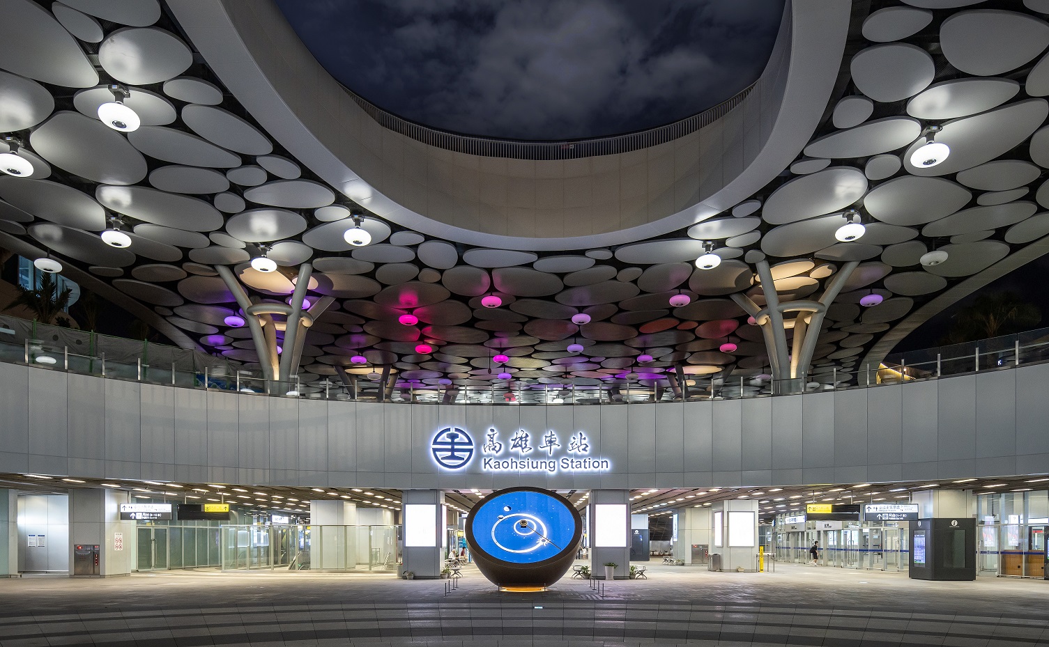 創利空間參與《高雄車站共感空間》公共藝術計畫，擔任視覺科技整合夥伴。於「看時間」天文鐘作品中提供技術指導，整合圓形LED鐘面與鐘體結構，在時間、天象星盤與空間氛圍間生動展演