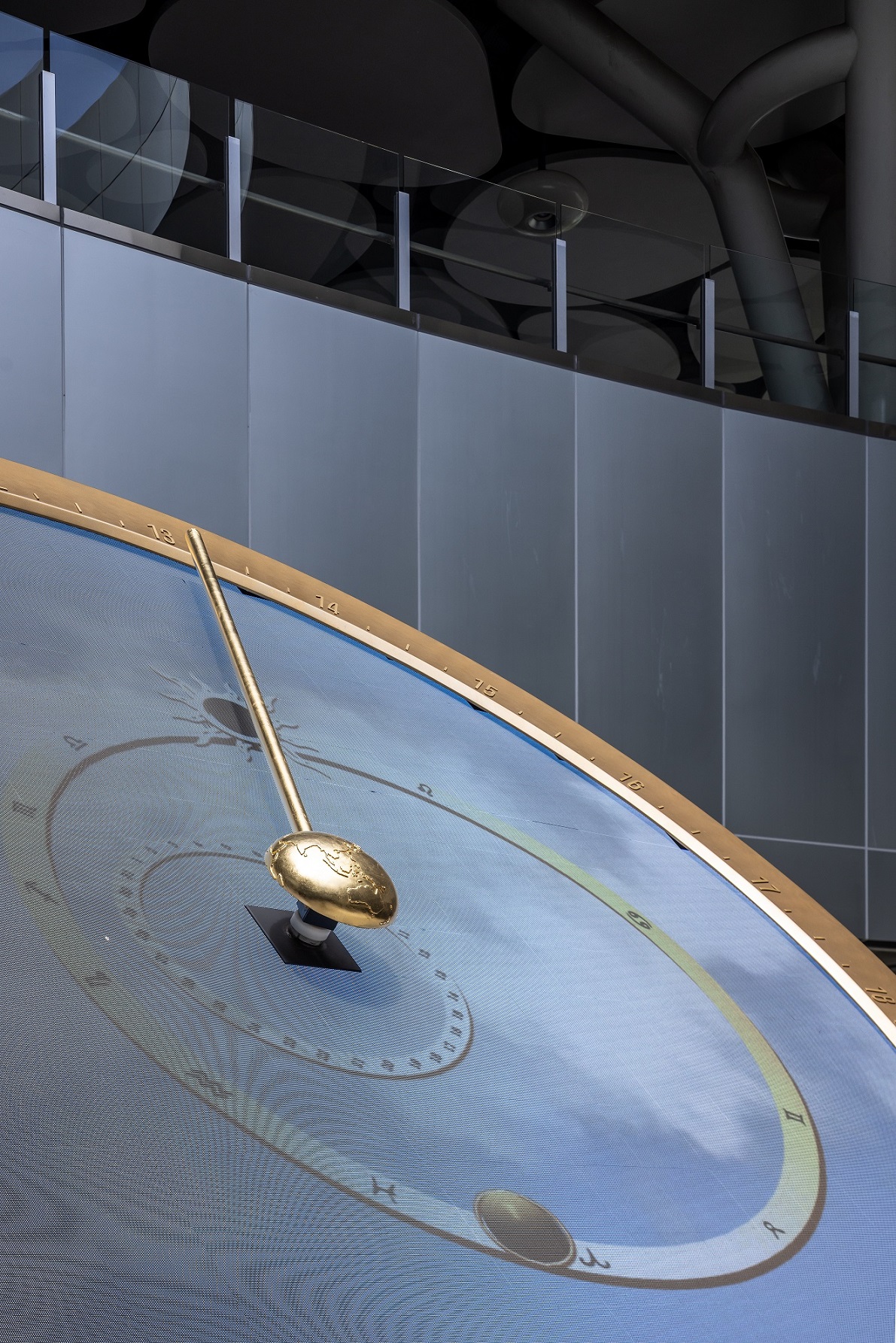 創利空間參與《高雄車站共感空間》公共藝術計畫，擔任視覺科技整合夥伴。於「看時間」天文鐘作品中提供技術指導，整合圓形LED鐘面與鐘體結構，在時間、天象星盤與空間氛圍間生動展演