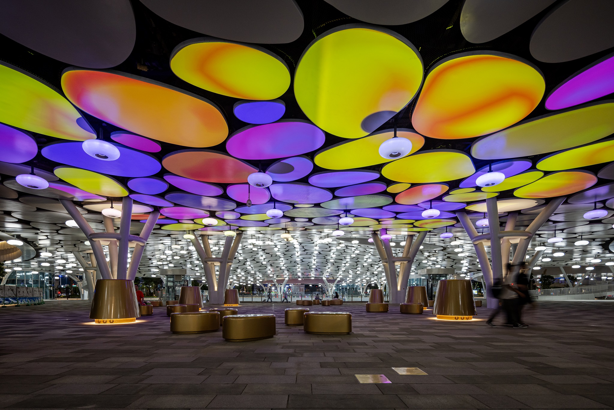 於「染色彩」作品中，創利空間協助藝術團隊將高雄車站天棚2700片鋁製雲朵染上繽紛色彩，從設備設定、光影軟體串接到現場調校，確保光線準確落在雲朵表面，展現層次與意境