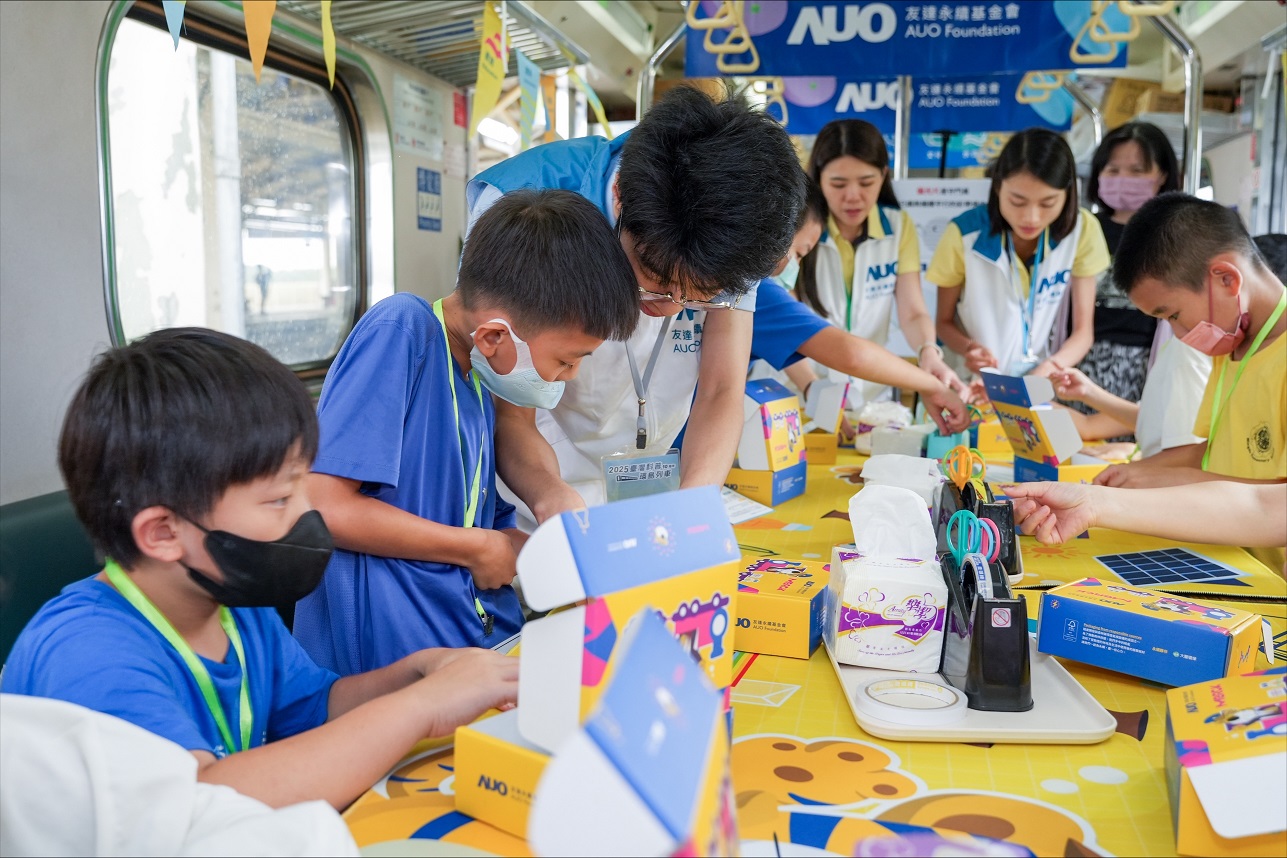 今年友達設計「光電、再生能源、水資源」三大課程主題，攜手供應鏈夥伴默克及大豐環保，以循環經濟理念開發創意教材