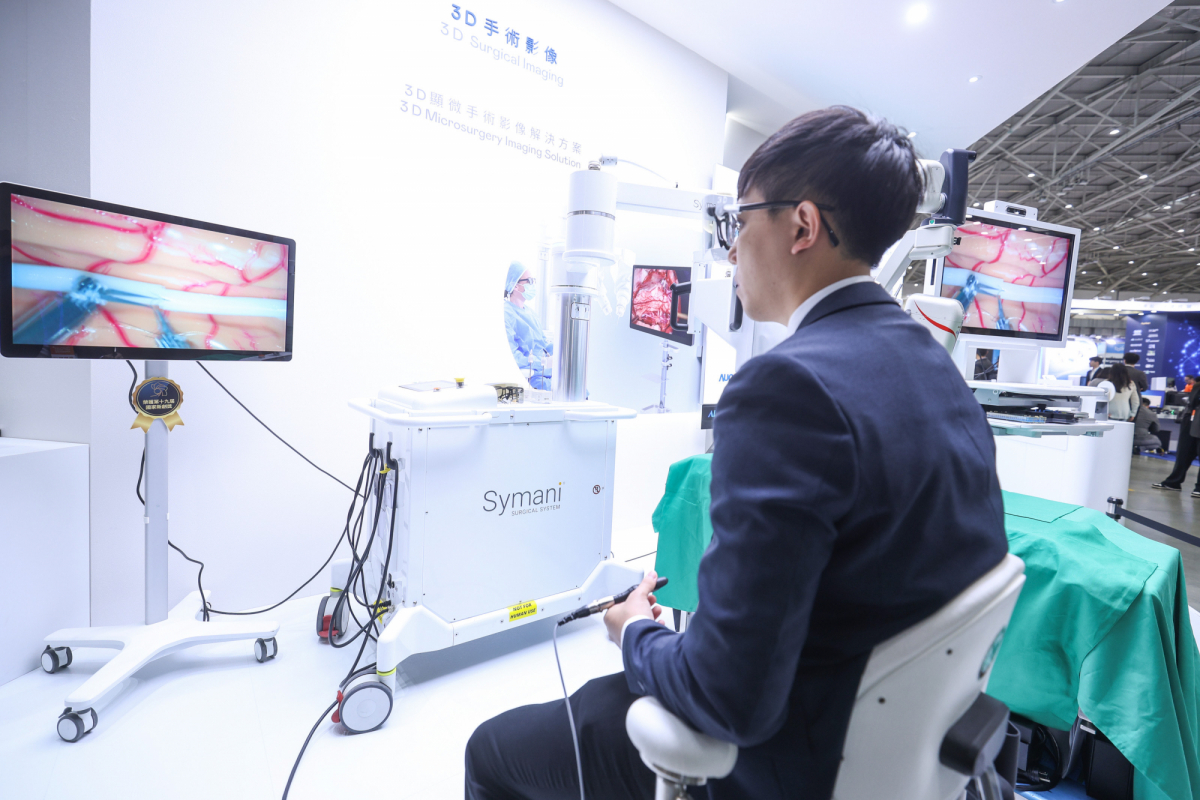 达擎推出〝3D显微手术影像解决方案〞，将3D影像技术从腹腔内视镜手术延伸至神经、血管、淋巴等高难度显微手术，提供超清晰立体视野，协助医疗团队在复杂手术中完成精准细腻操作。