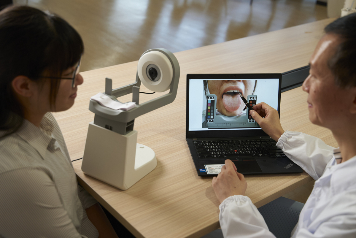 友達耘康的「舌象辨識軟體」則運用AI與大數據技術，可快速辨識舌色、舌形、苔色、苔質等特徵，顯著提升舌象辨識效率，優化檢測流程。