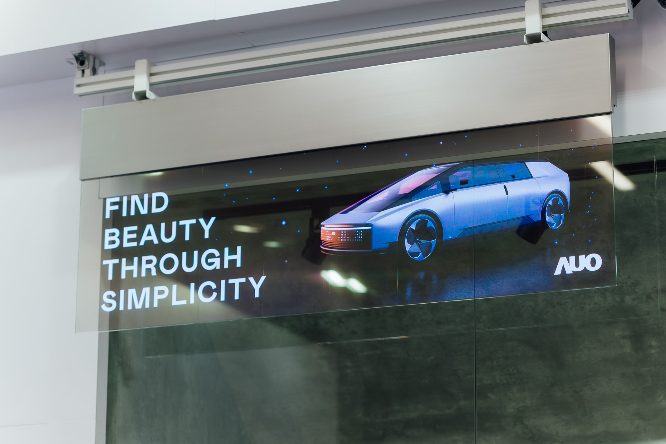 具備高亮度透明感的54吋透明Micro LED智慧看板，可無限拼接不同尺寸，營造出兼具科技感與美學的沉浸式氛圍，適用於旗艦店、展演空間等多元場域。