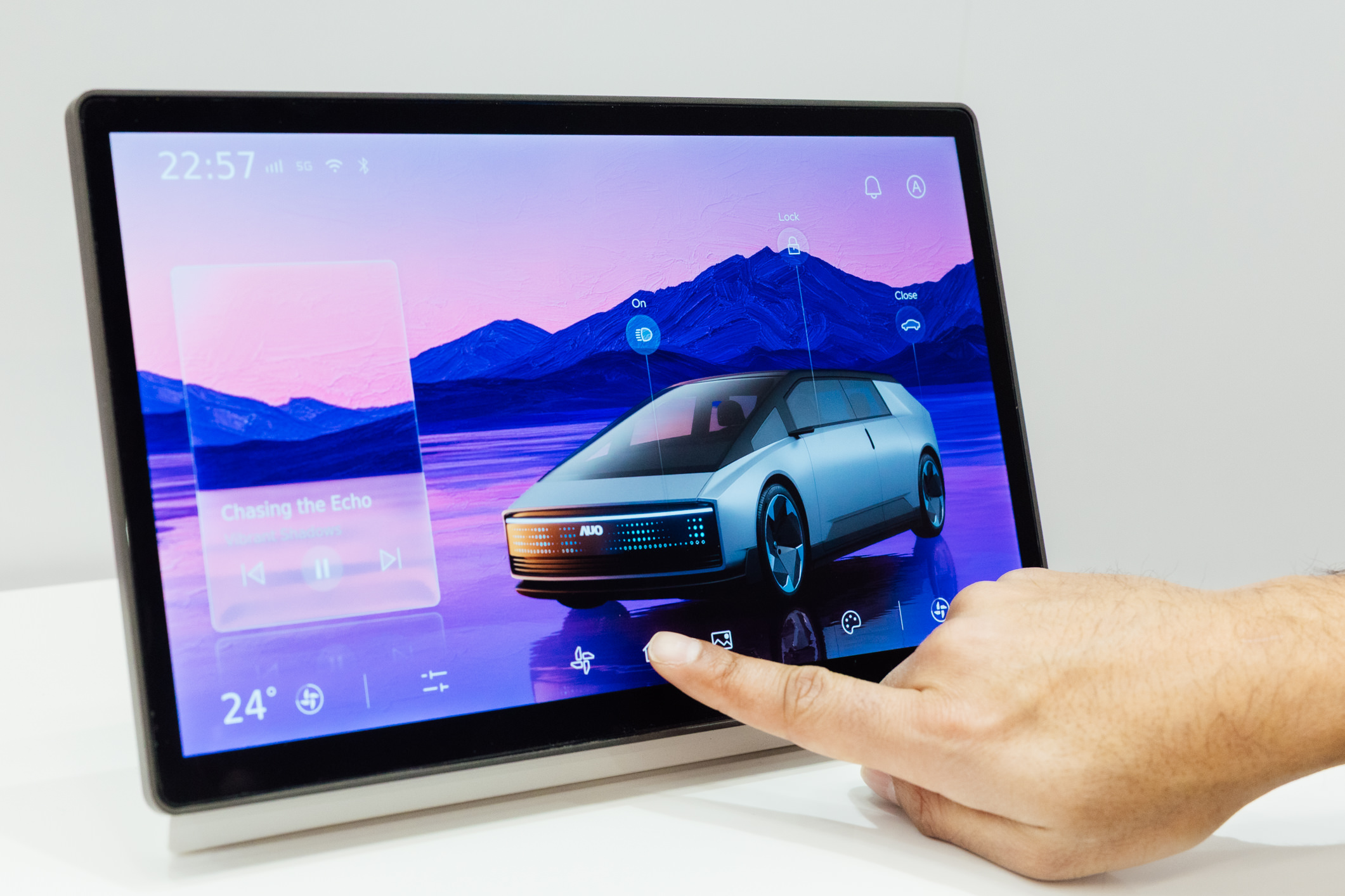 將先進抗反光技術導入於CID中控台呈現全時可視效果，並支援與座艙環境完美融合，帶來清晰且不干擾的駕駛與座艙操作體驗，兼容座艙質感與行車安全。