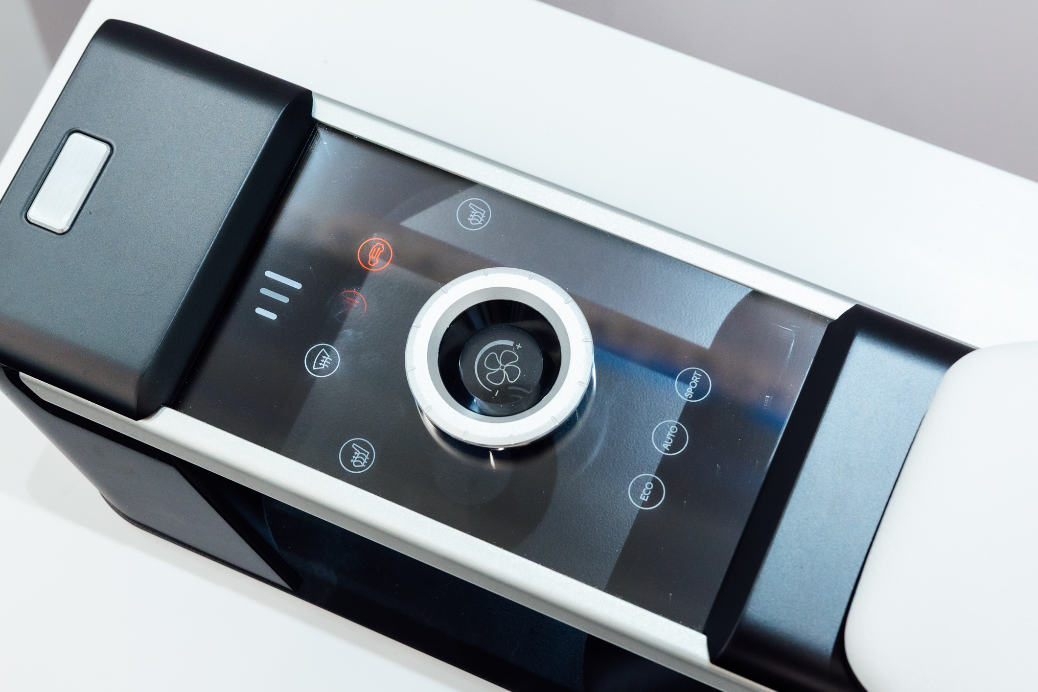 以極簡設計打造的CrystalSense Console，為中央扶手區帶來創新突破，將功能隱藏於簡約的外觀中，並採用懸浮式旋鈕搭配玻璃面板與主動觸覺回饋，僅在操作時才顯現功能選單，提供直覺且可自訂的互動體驗。